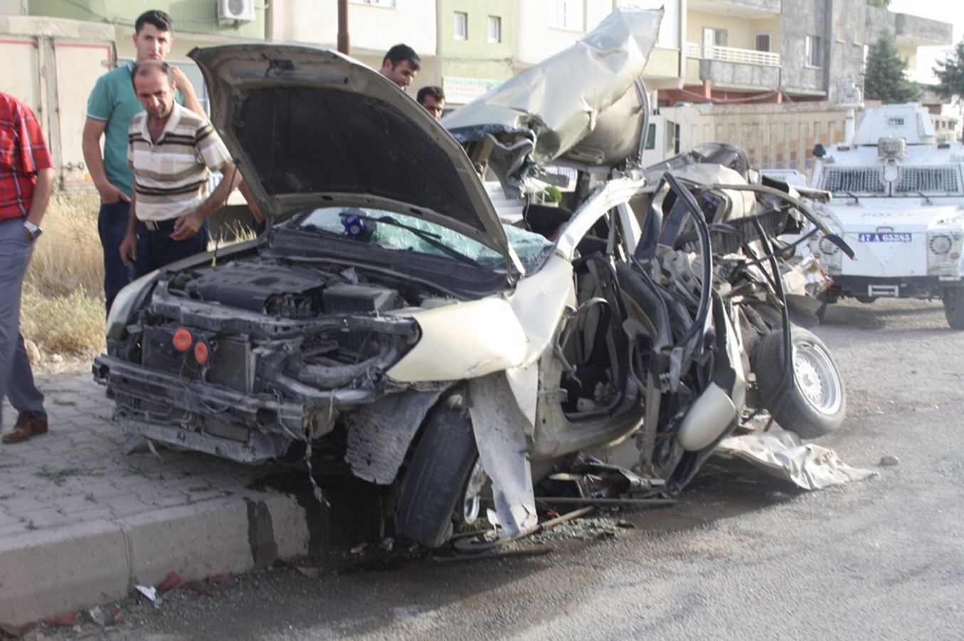 Nusaybin’de otomobil kamyonla çarpıştı: 1 ölü 2 yaralı